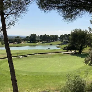 Appartement La Perle Du Golf -magnifique Vue Clim Linge Golf 6p Piscine Tennis, Saumane-de-Vaucluse